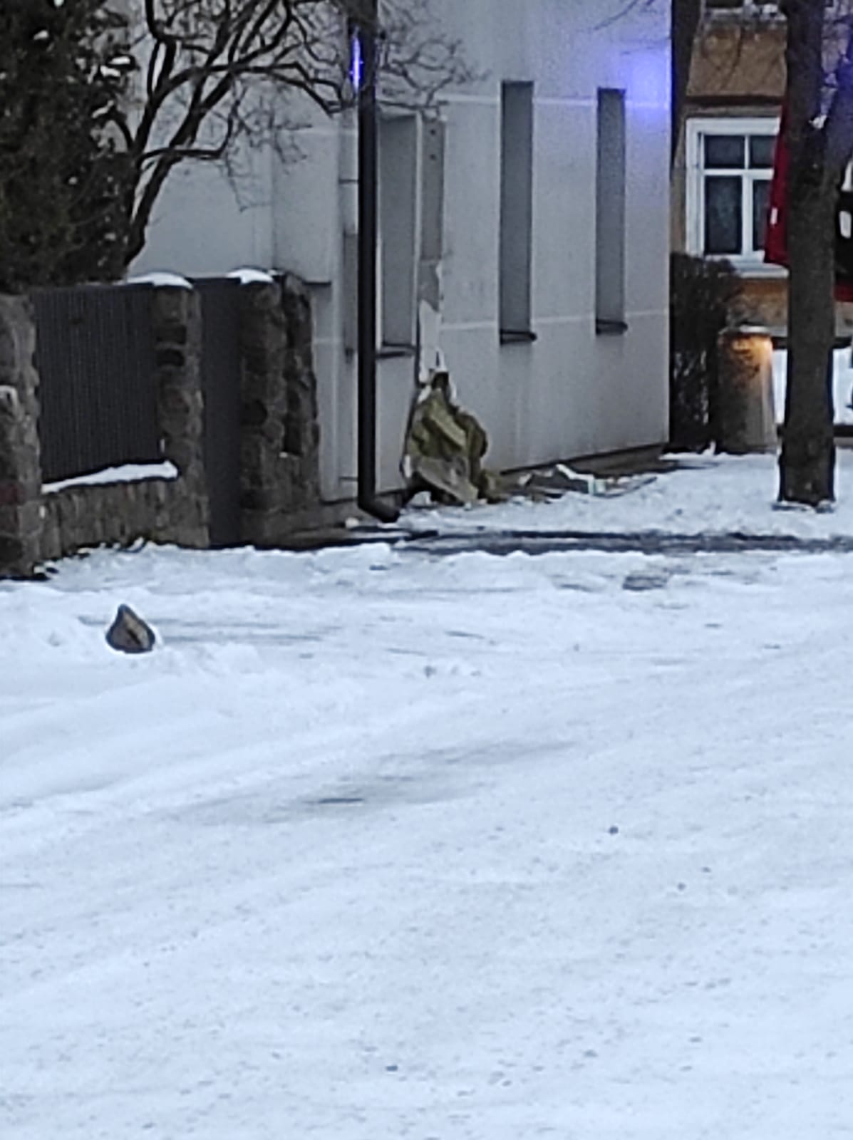 Ķoniņu ielā iestūrē mājas sienā un sabojā gāzes cauruli