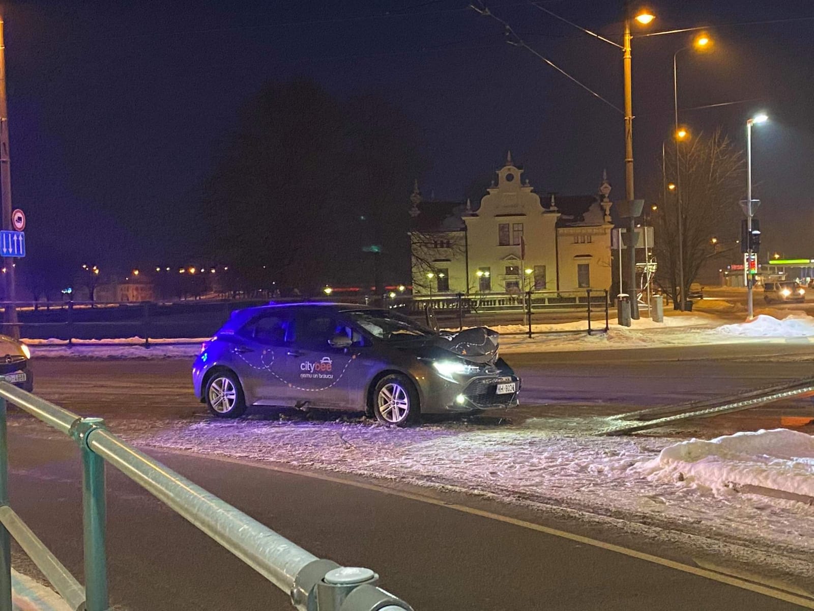 Ar nomas automašīnu izraisa avāriju, vadītājs mēģina bēgt