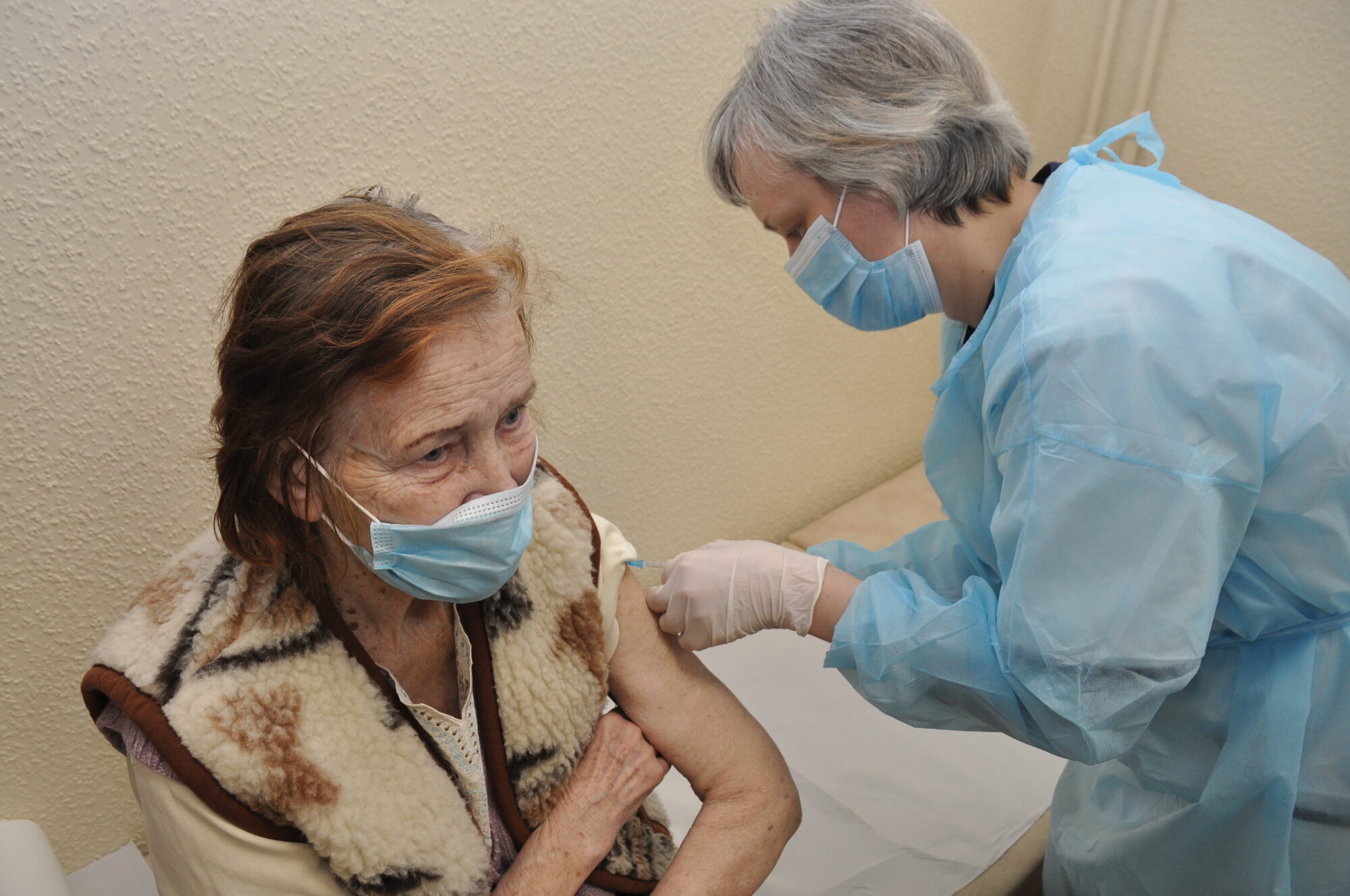 Vecliepājā sāk potēt seniorus, citur – neziņa