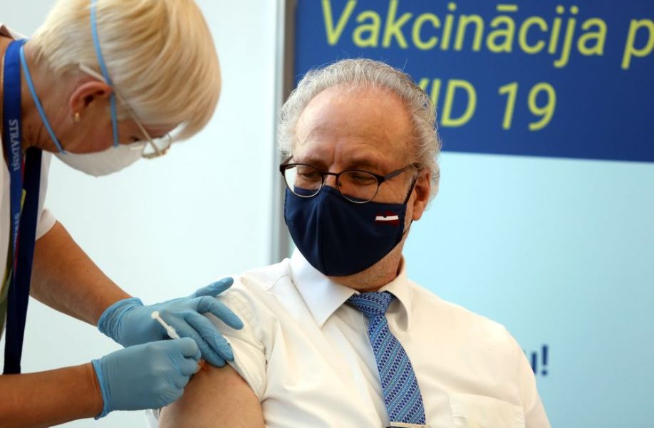 Valsts prezidents un Ministru prezidents saņēmuši pirmo poti pret Covid-19