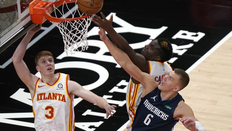 Porziņģis ar 24 punktiem palīdz “Mavericks” izcīnīt uzvaru