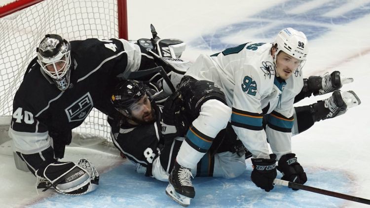 Balcers vienā virknējumā ar kluba leģendu Marlo, “Sharks” izglābjas un uzvar