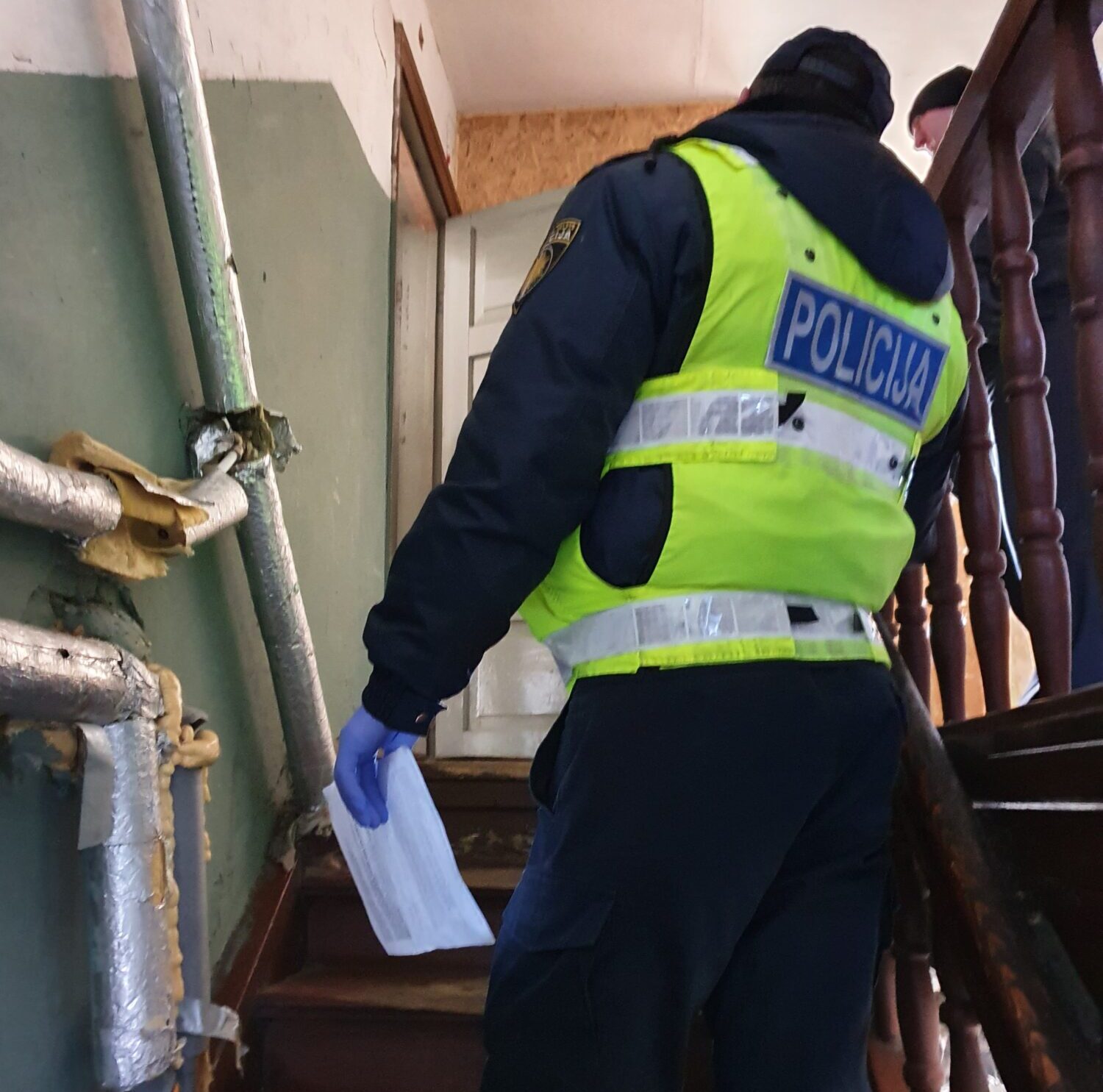 Turpina bargi sodīt mājsēdes pārkāpējus; vīrietim jāatvadās no 1000 eiro