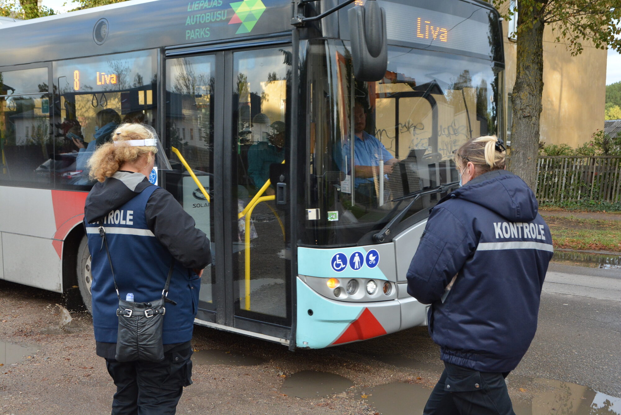 Nestrādā, bet tikai saņem algu. Sūdzības par sabiedriskā transporta kontrolieriem ir, nelikumības neapstiprinās