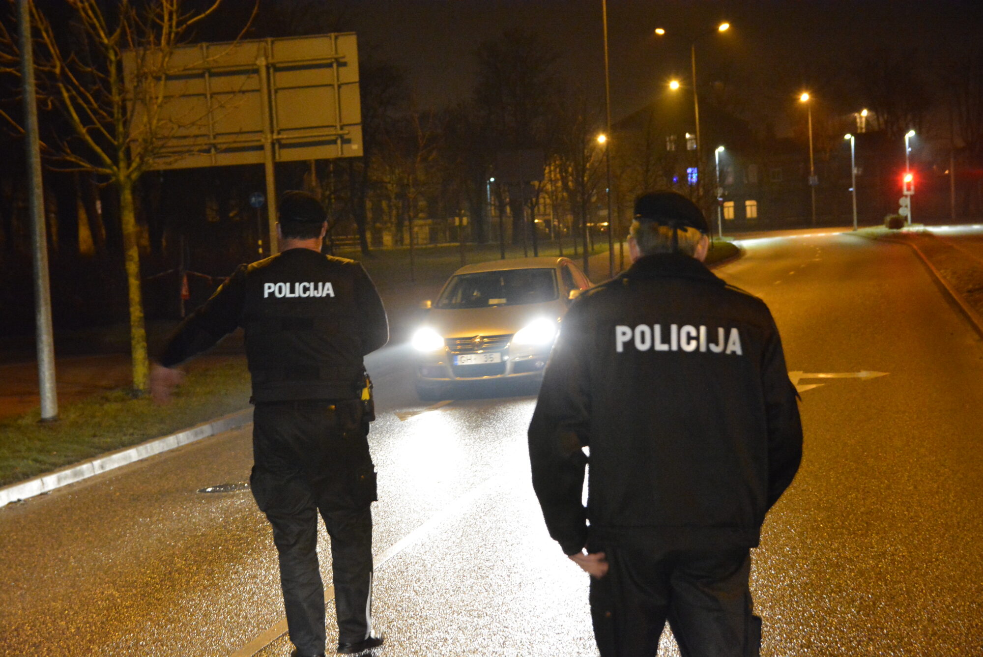 Par mājsēdes atkārtotu ignorēšanu vīrietim piemēro naudas sodu – 1750 eiro