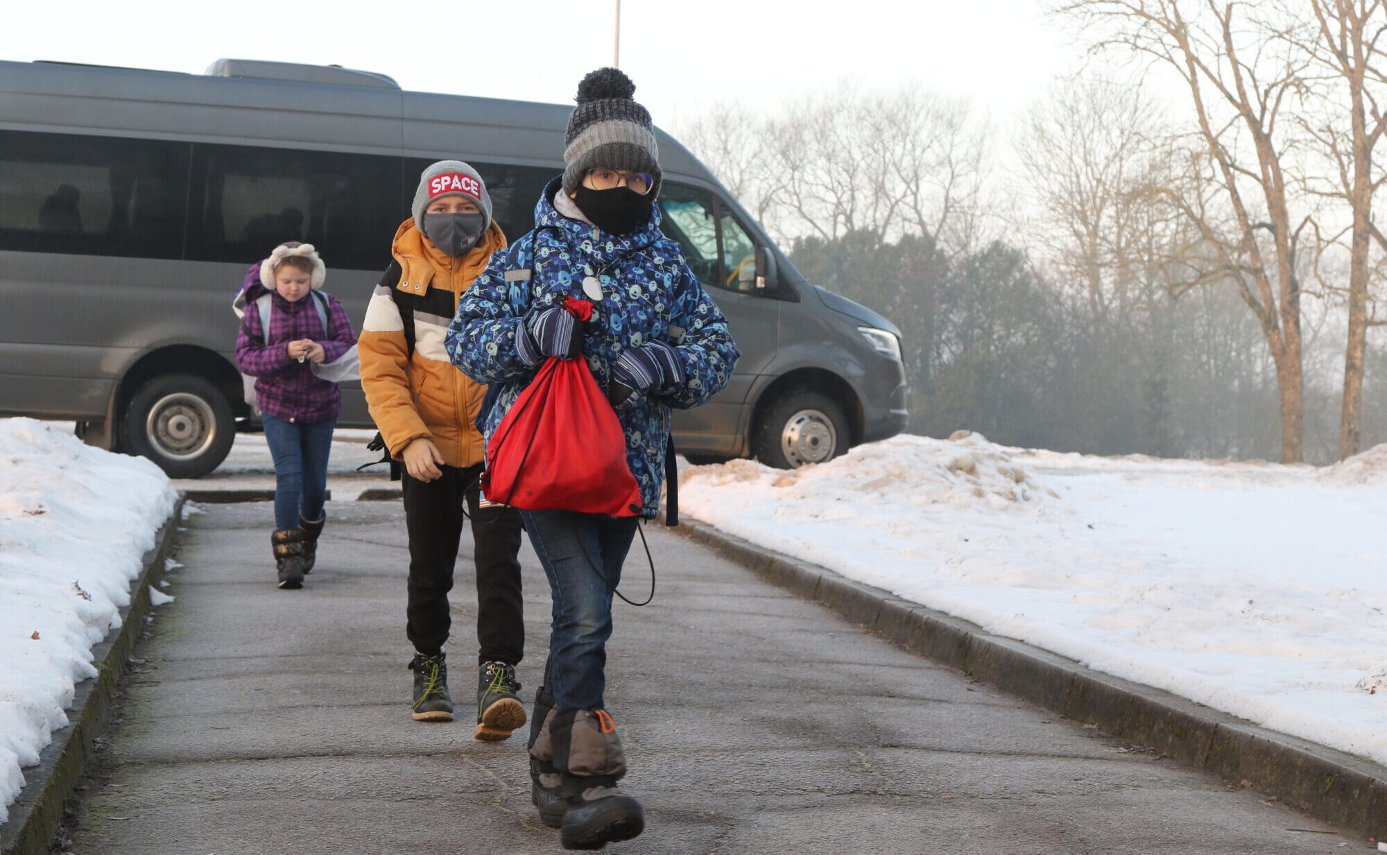 Cerēsim, ka uz ilgu laiku! Pēc divu mēnešu pārtraukuma Vērgales pamatskolas skolēni atsāk mācības klātienē
