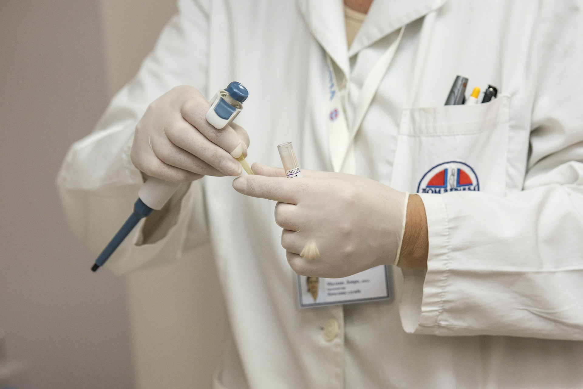 Mediķi aicina Saeimu un valdību rīkoties, lai novērstu strauju saslimstības ar Covid-19 pieaugumu