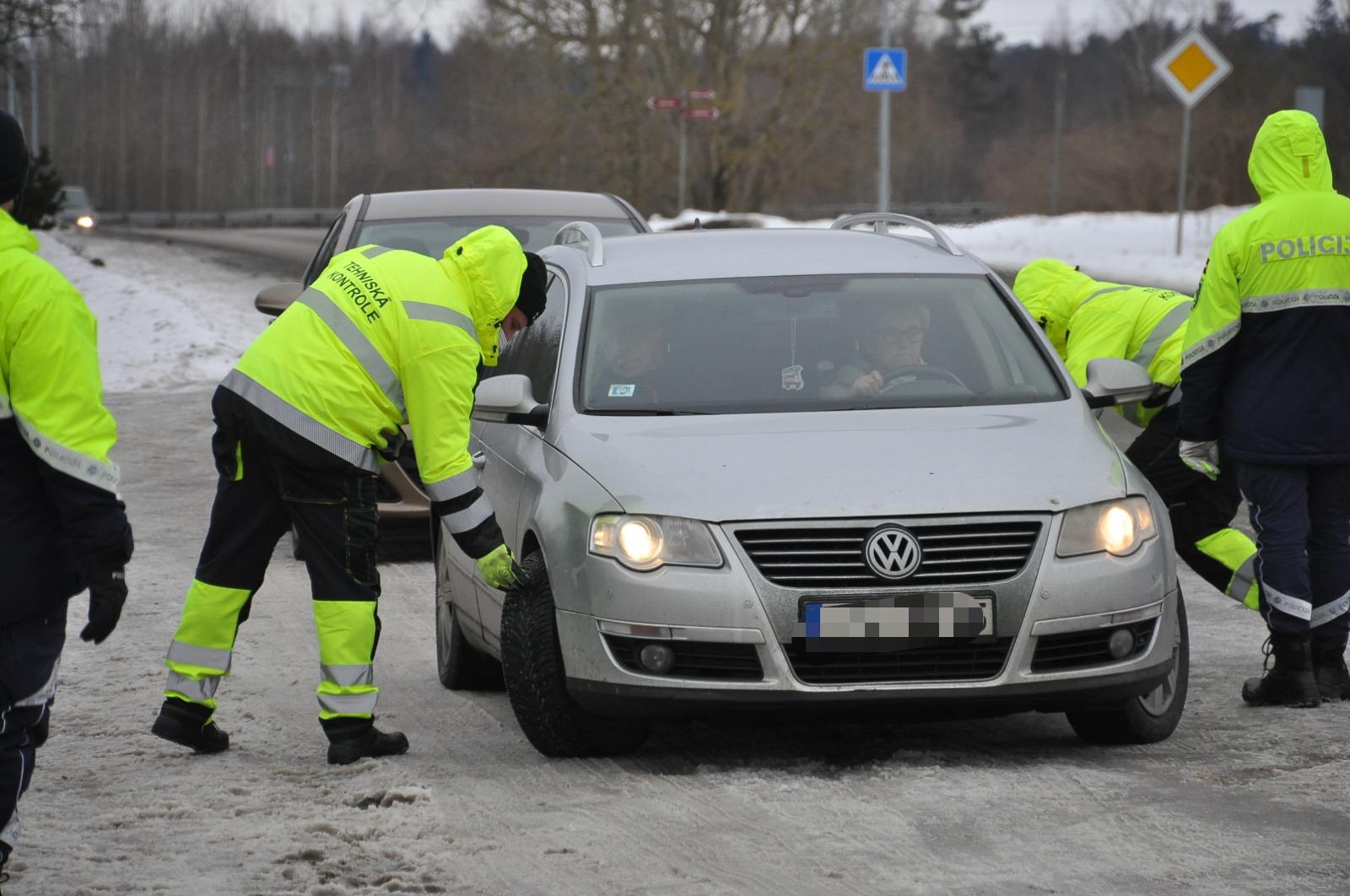 Neatbilstošu riepu dēļ noņem numurzīmes
