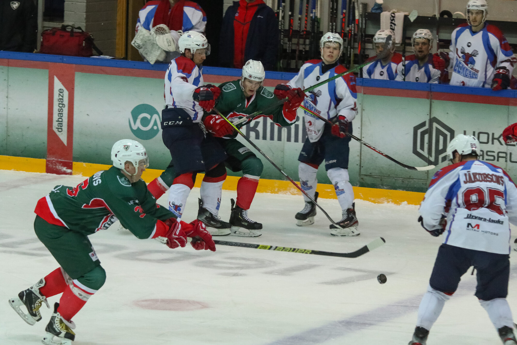 “Zemgale/LLU” īstā “play-off” hokejā bullīšos revanšējas “Liepājai”
