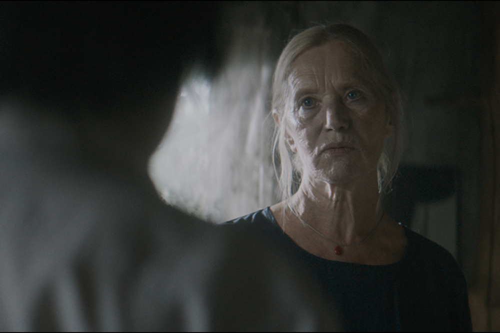 Latviešu filmu ar Liepājas saknēm “Bedre” izrādīs Eiropas kinoteātros