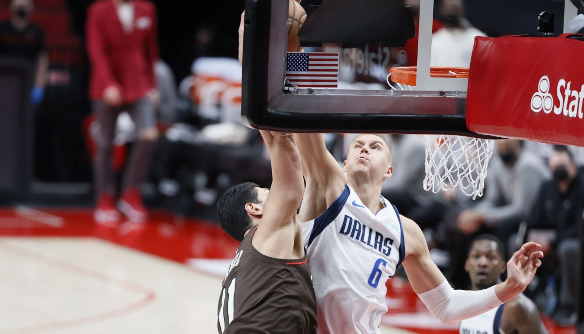 Porziņģim 12 punkti “Mavericks” graujošā uzvarā