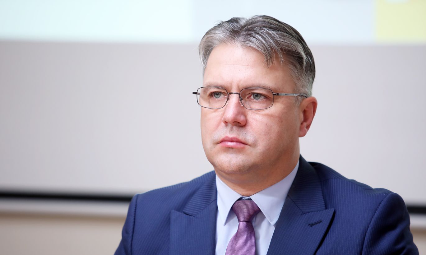 Saeimas frakcijas sākušas parakstu vākšanu par tiesībsarga atbrīvošanu no amata