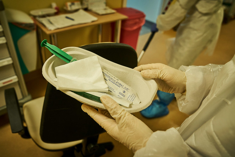 EZA “AstraZeneca” vakcīnu atzīst par drošu; vakcinācija Latvijā tiks atsākta rīt