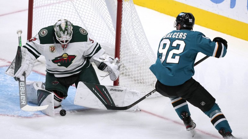 Balcers neizmanto iespēju, “Sharks” garā bullīšu sērijā pārspēj “Wild”