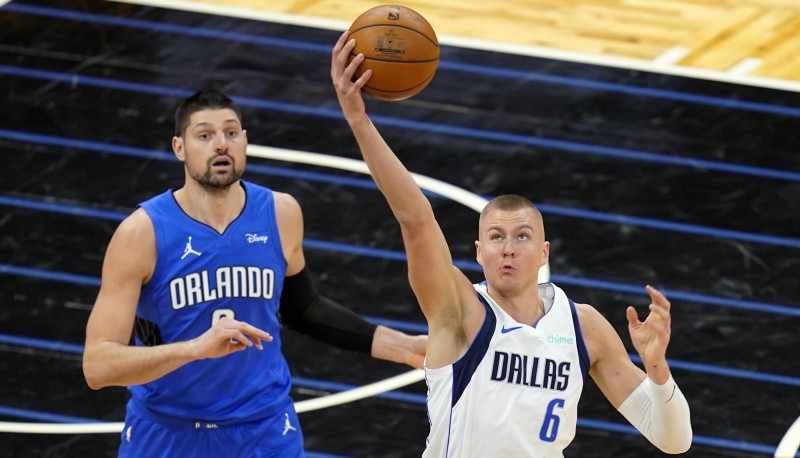 Porziņģim double-double, “Mavericks” pārspēj “Magic”