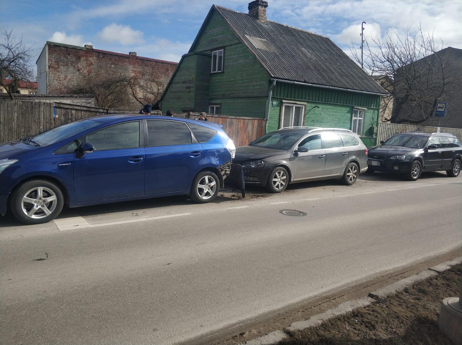 Neizvēloties drošu braukšanas distanci, izraisa ceļu satiksmes negadījumu Ūliha ielā