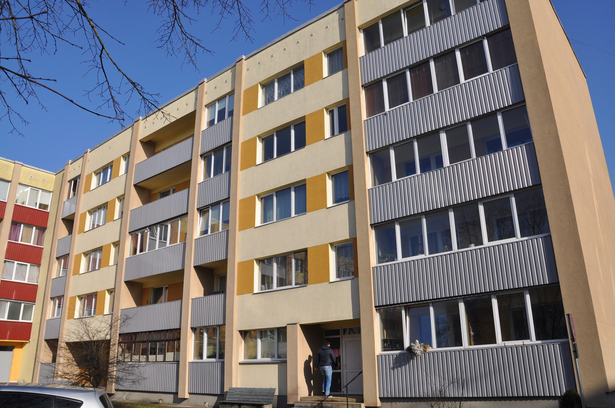 Daudzdzīvokļu namā K. Ūliha ielā “saiet ragos” apkures problēmu dēļ