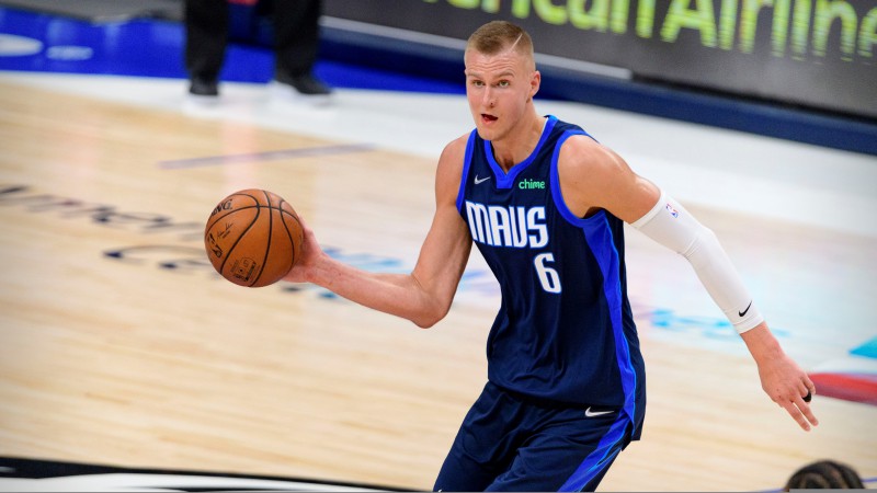 Porziņģa 22 punkti neglābj “Mavs” no zaudējuma