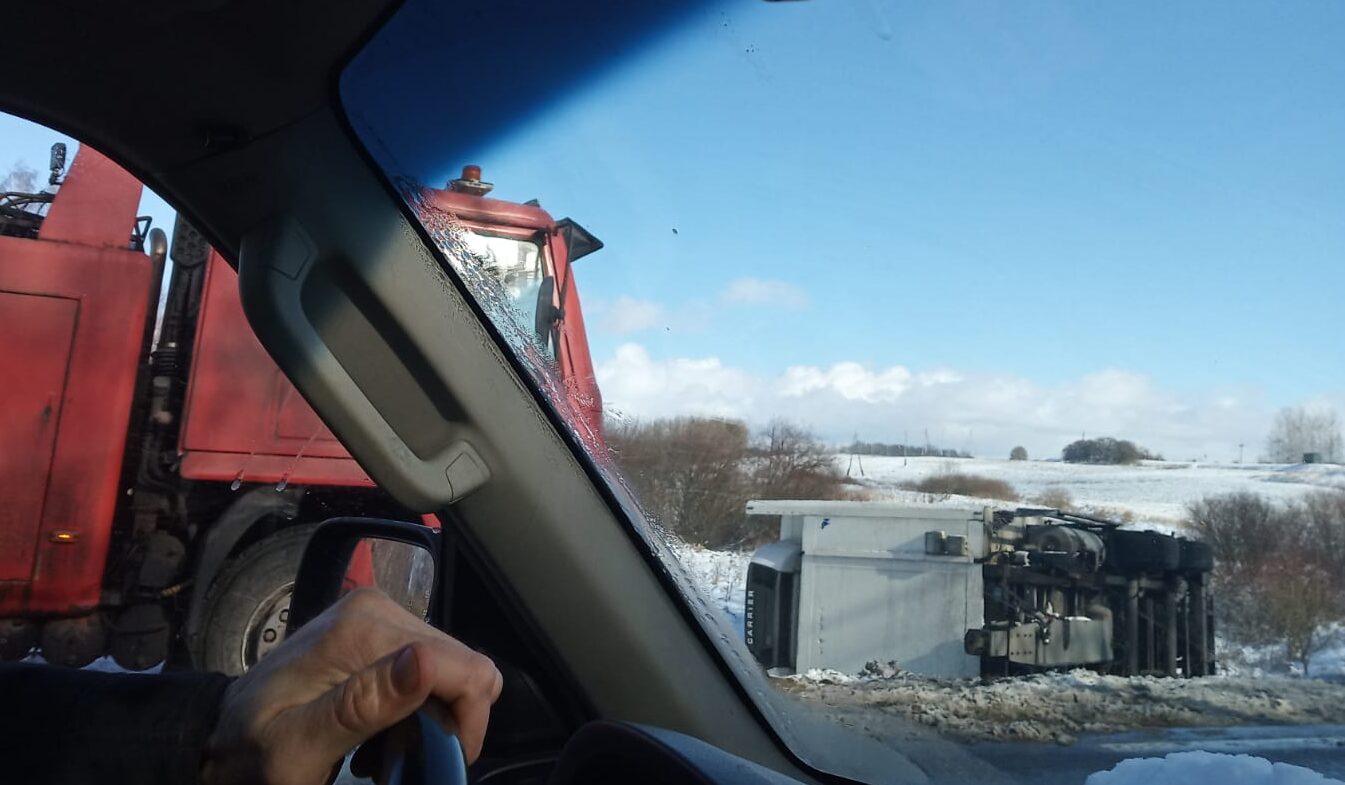 Tadaiķu pagastā avarē kravas automašīna