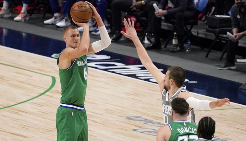 Porziņģis ar “double-double” palīdz “Mavericks” uzvarēt “Clippers”