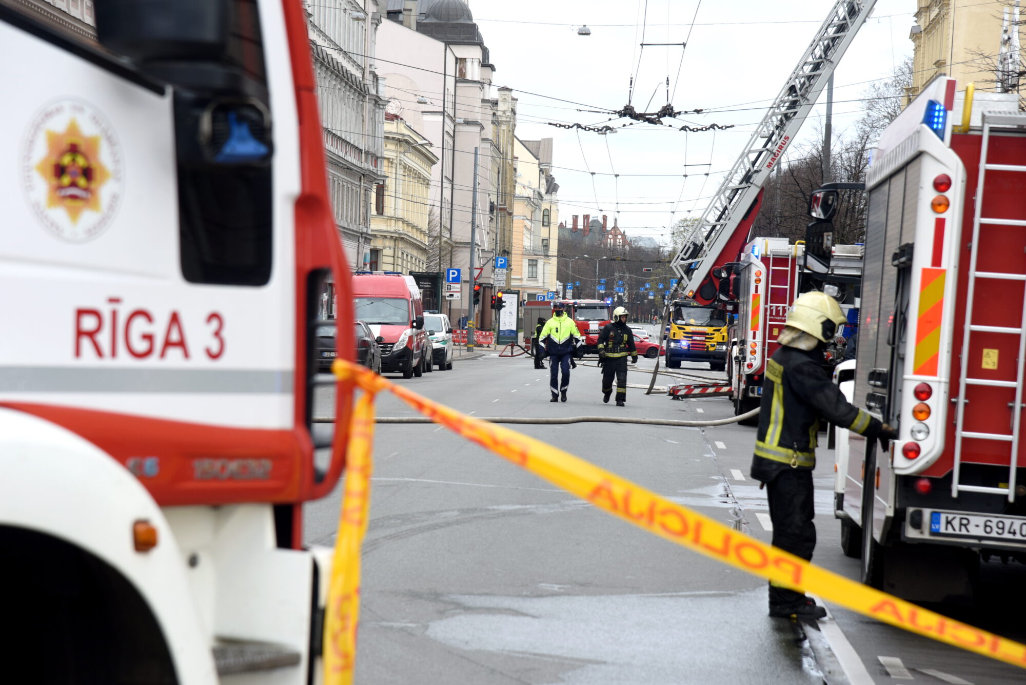 Aizturētas vairākas personas kriminālprocesā par traģisko ugunsgrēku Merķeļa ielas nelegālajā hostelī