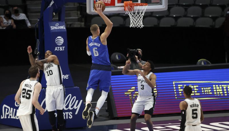Porziņģa iespaidīgs “double-double” neglābj “Mavericks” no pēdējo sekunžu zaudējuma
