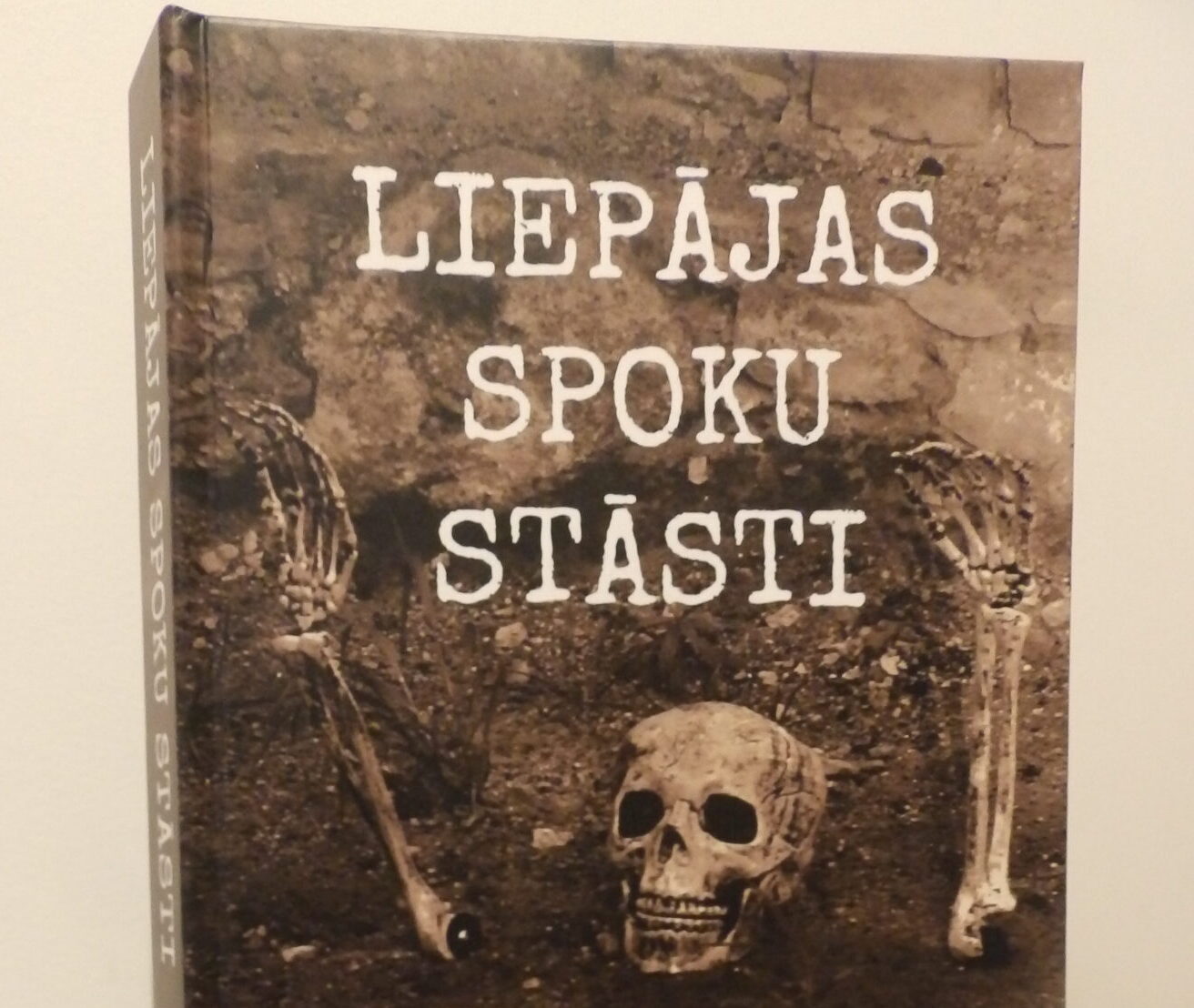 Pirmoreiz grāmatā izdoti Liepājas spoku stāsti