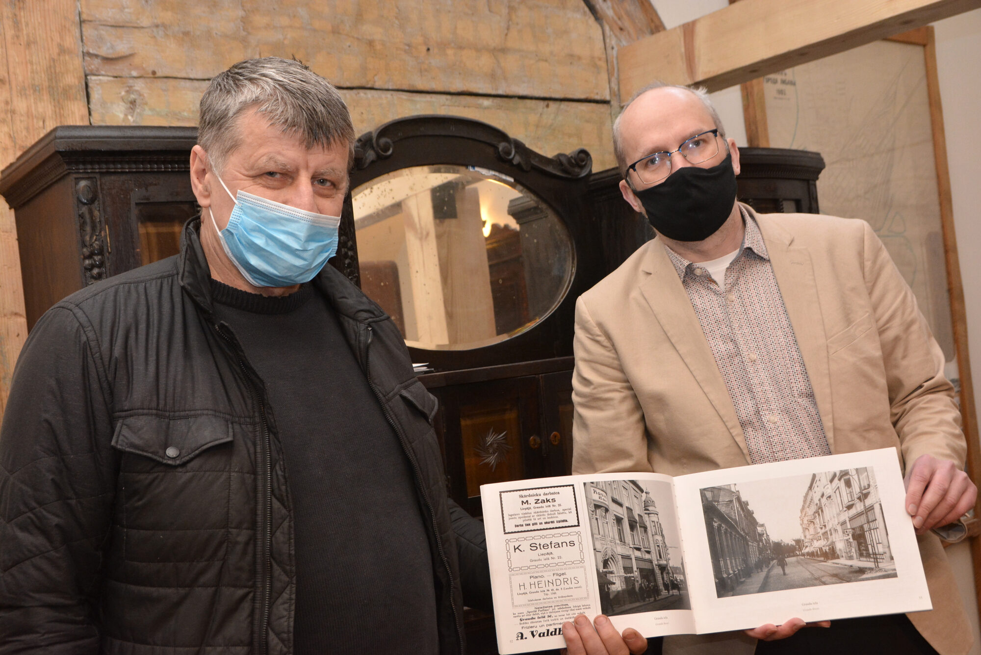 Bilžu albums aizved vēsturiskā pastaigā pa Liepāju
