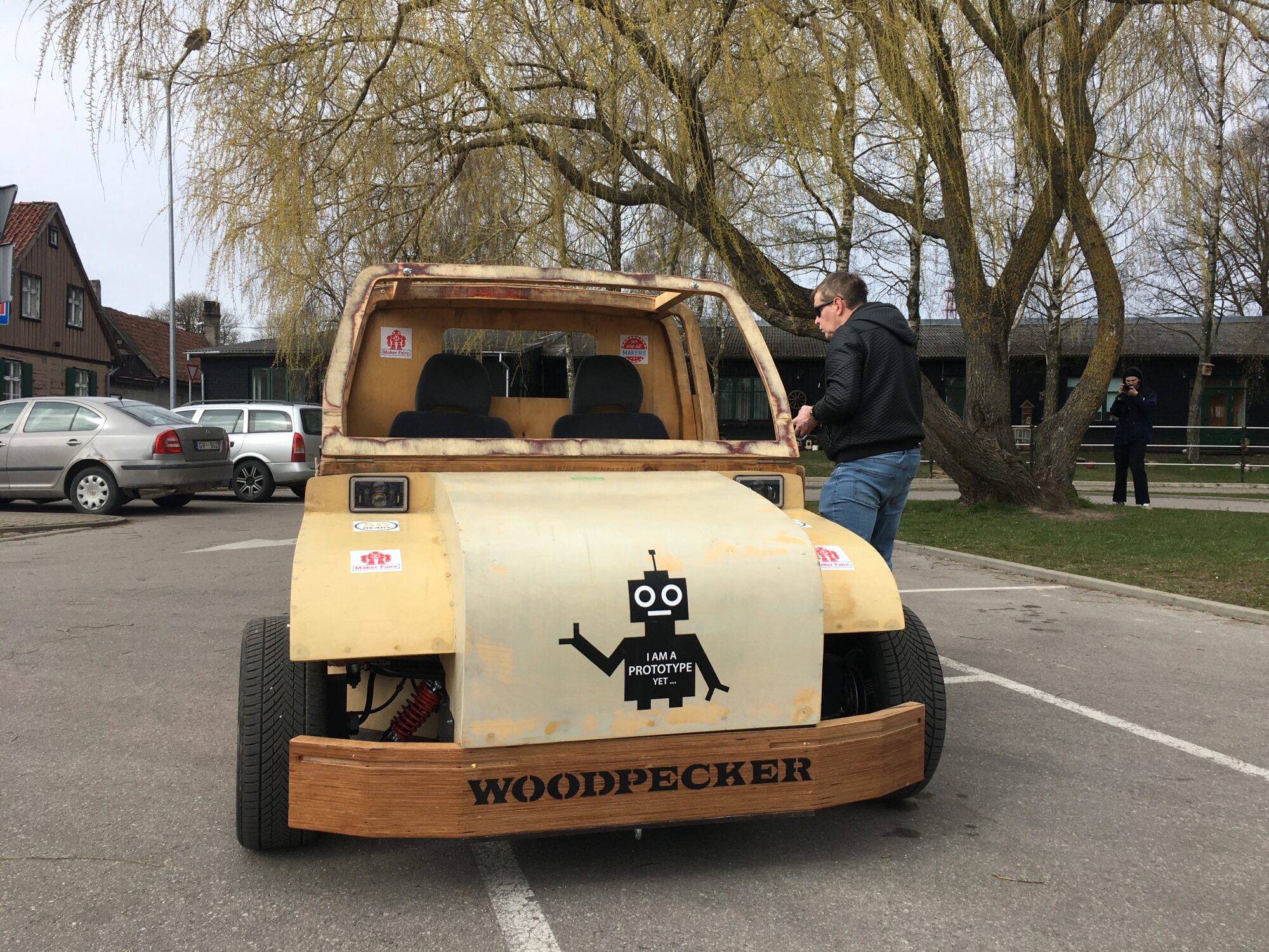 Pa pilsētu ripo Liepājas Universitātē izgatavots koka elektroauto