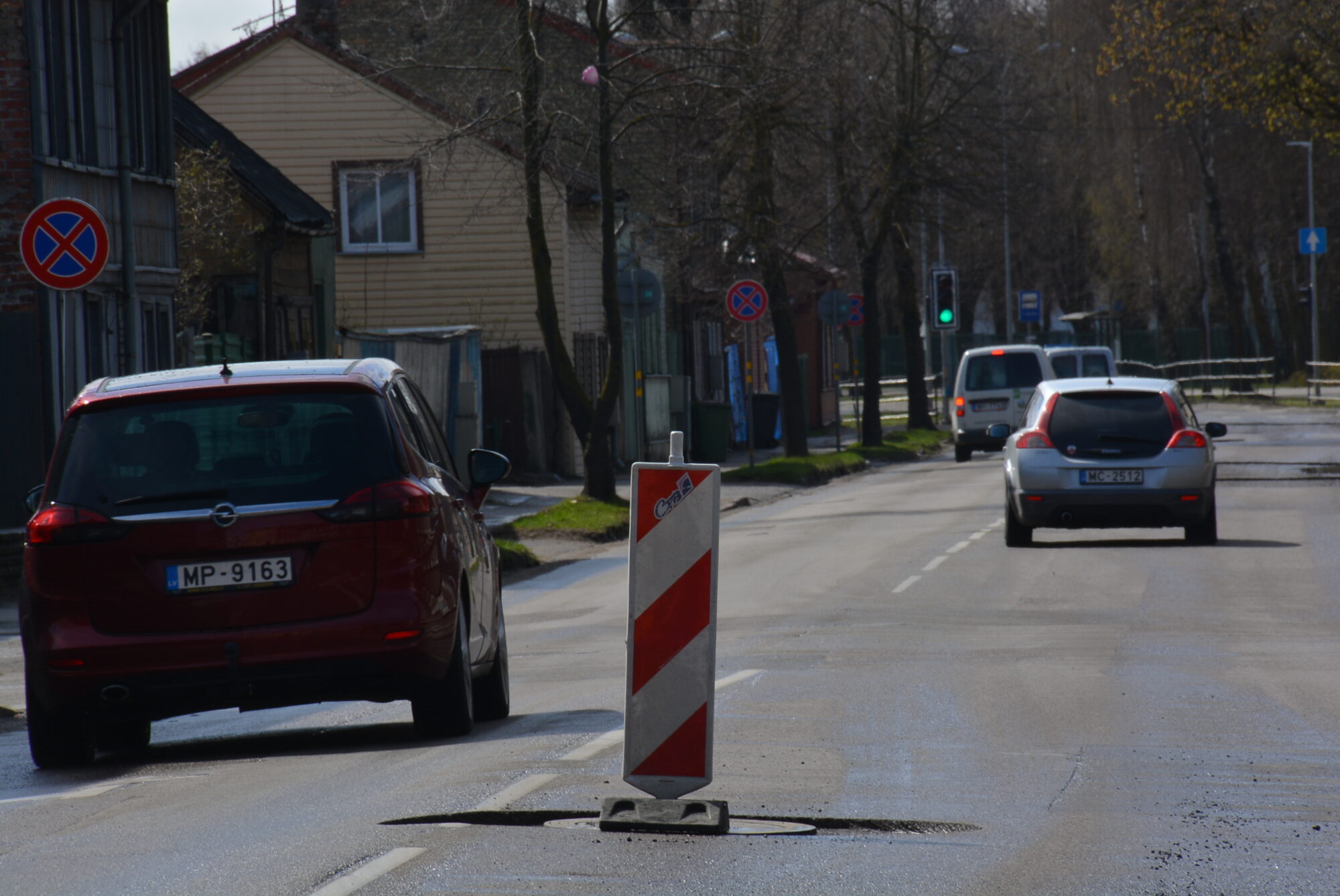 Pavasara remontdarbos paslēpj akas un nogludina tranzīta ielas