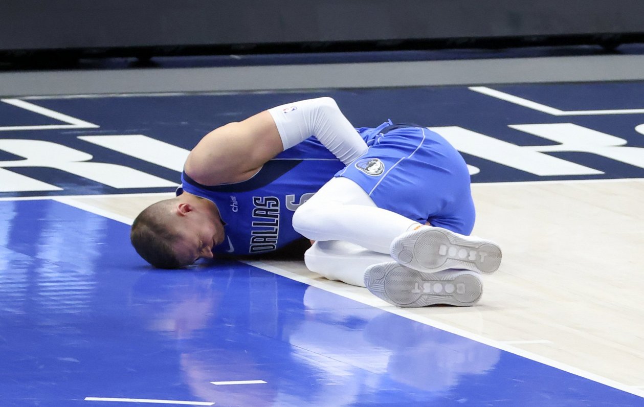 Porziņģis uzvarā pār “Lakers” gūst 19 punktus un pamet laukumu ar savainotu potīti