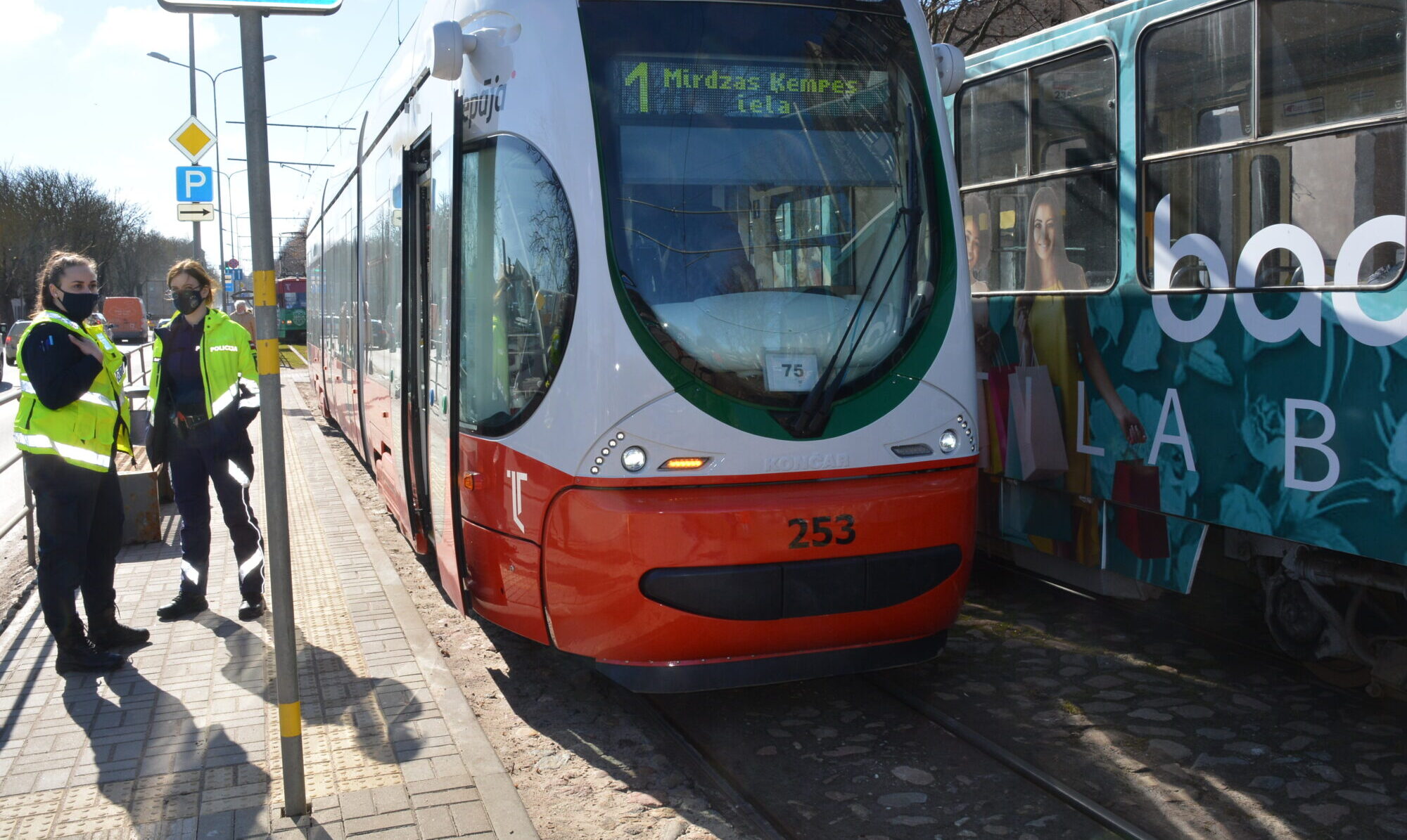 Tramvaja vadītāju nodūris bijušais milicijas darbinieks