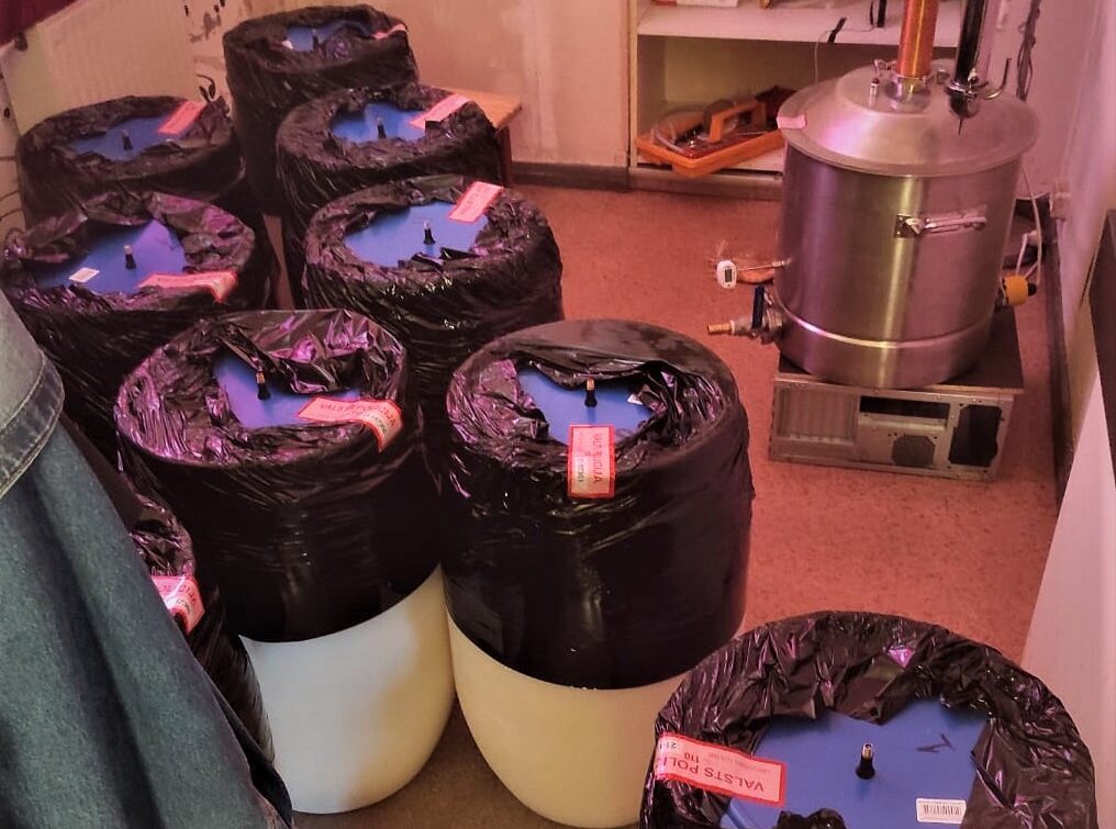 Liepājā no nelegālās aprites izņemti ap 54 000 cigarešu, 540 litri nelegālā alkohola un šaujamierocis