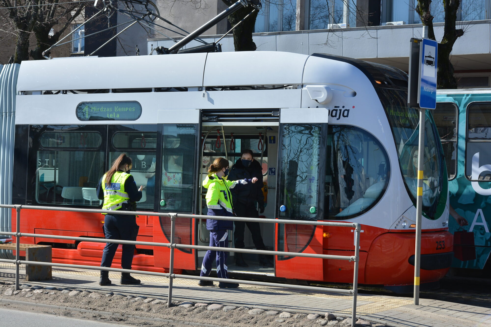 Tramvaja vadītāja slepkavībā apsūdzētajam prasa 17 gadu cietumsodu