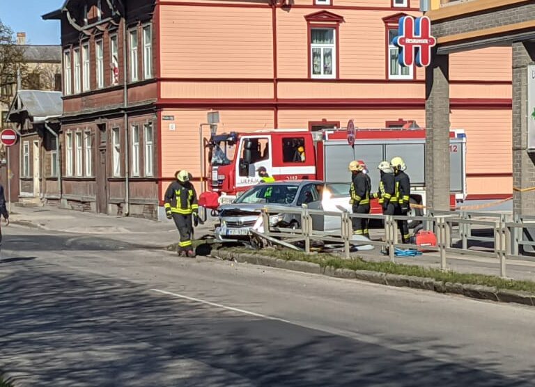 Ganību ielā sieviete nedod ceļu otram auto un izraisa avāriju; pēc sadursmes automašīna “Toyota” apgāžas uz sāniem