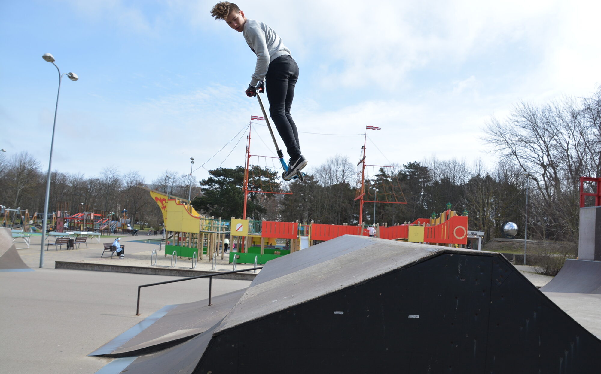 Skeitparks bēdīgā stāvoklī, bērni lauž kaulus