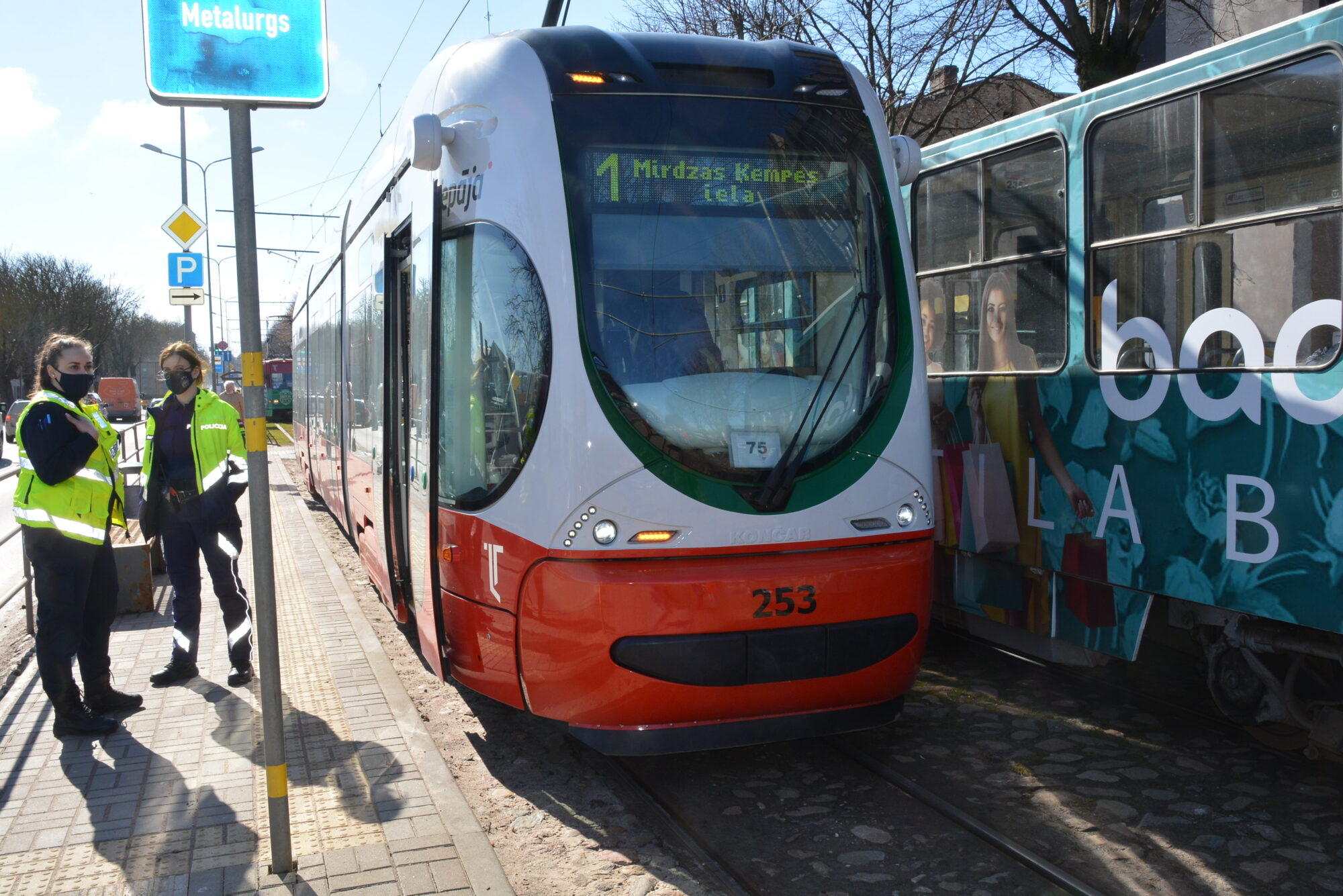 Sadurtais tramvaja vadītājs miris. Dūrējs, iespējams, bijušais Valsts policists
