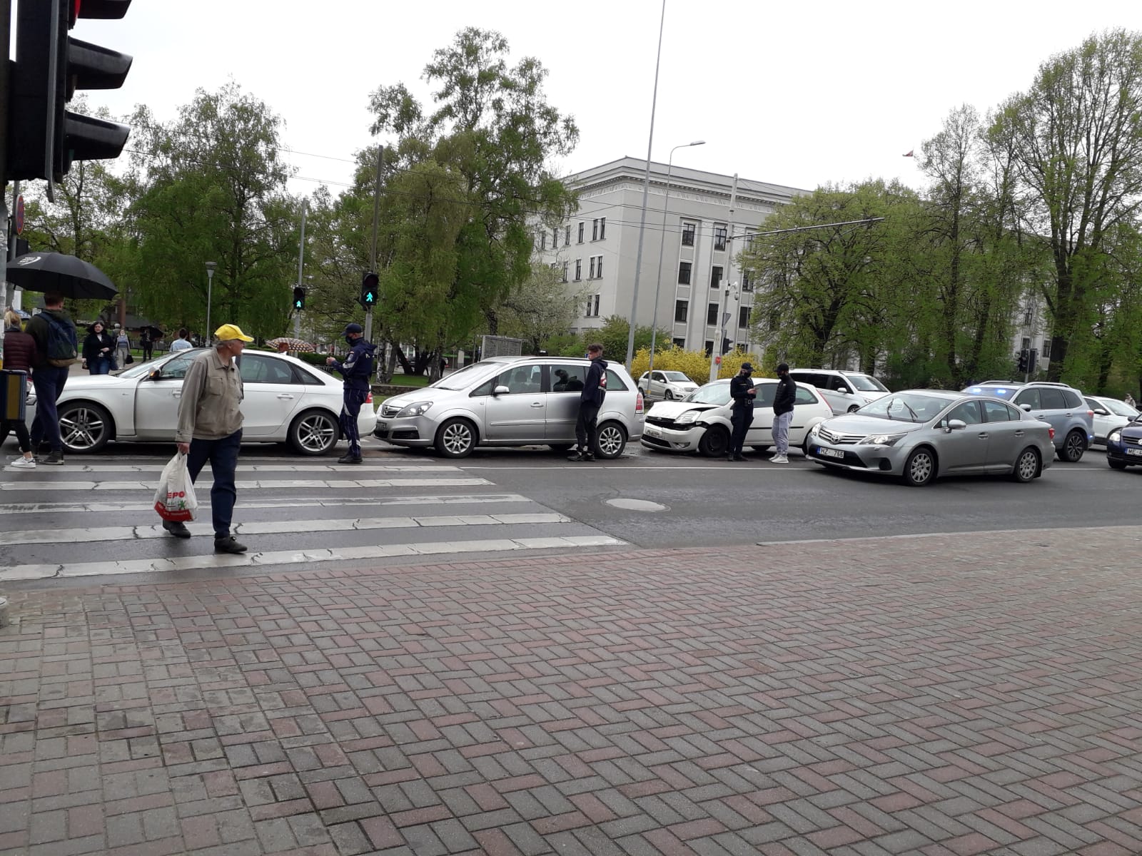 Lielajā ielā – trīs automašīnu “vilcieniņš”