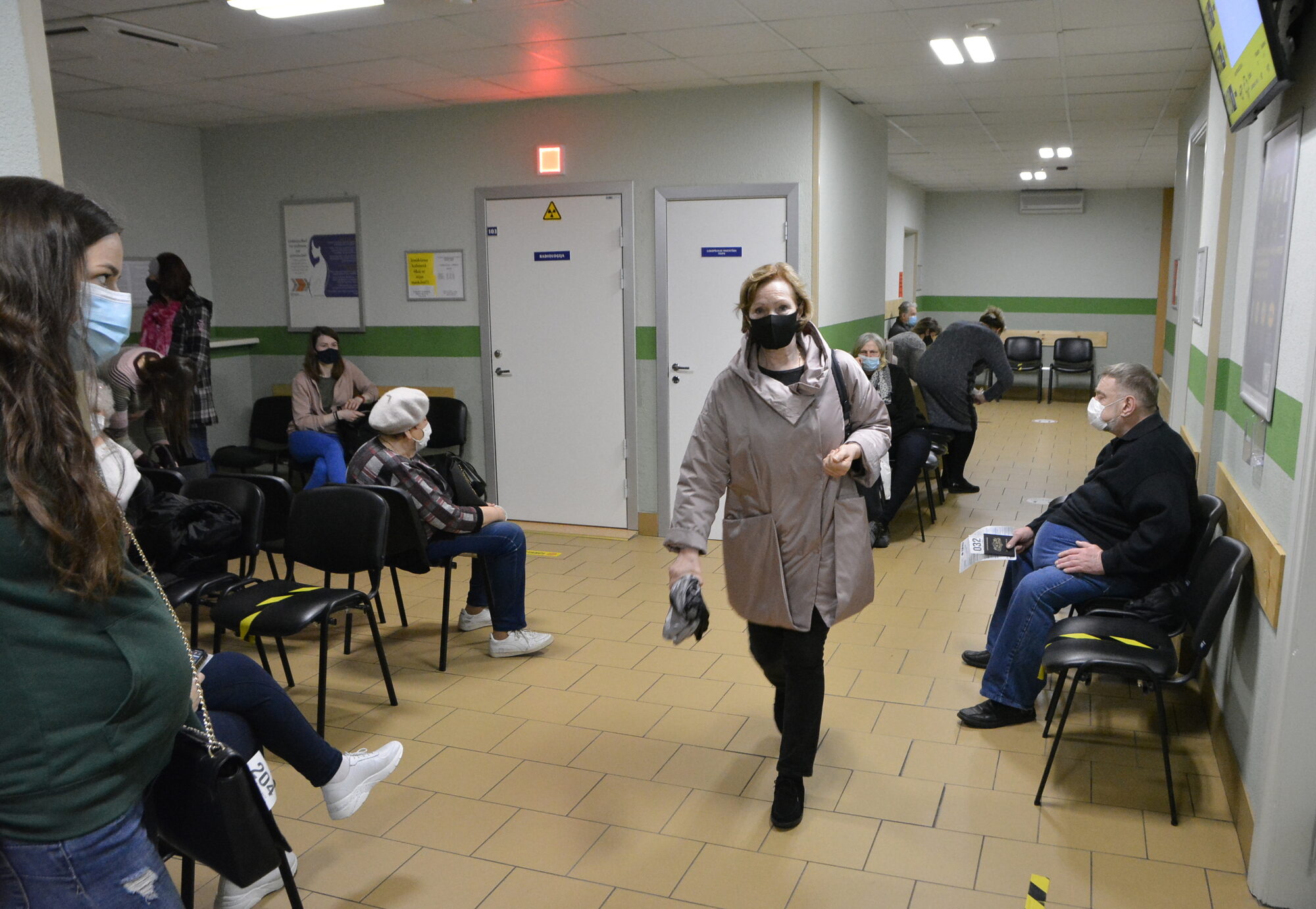 “No vilka bēgām, lācim uzskrējām.” Baidoties no Covid-19, pacienti ielaiž slimības
