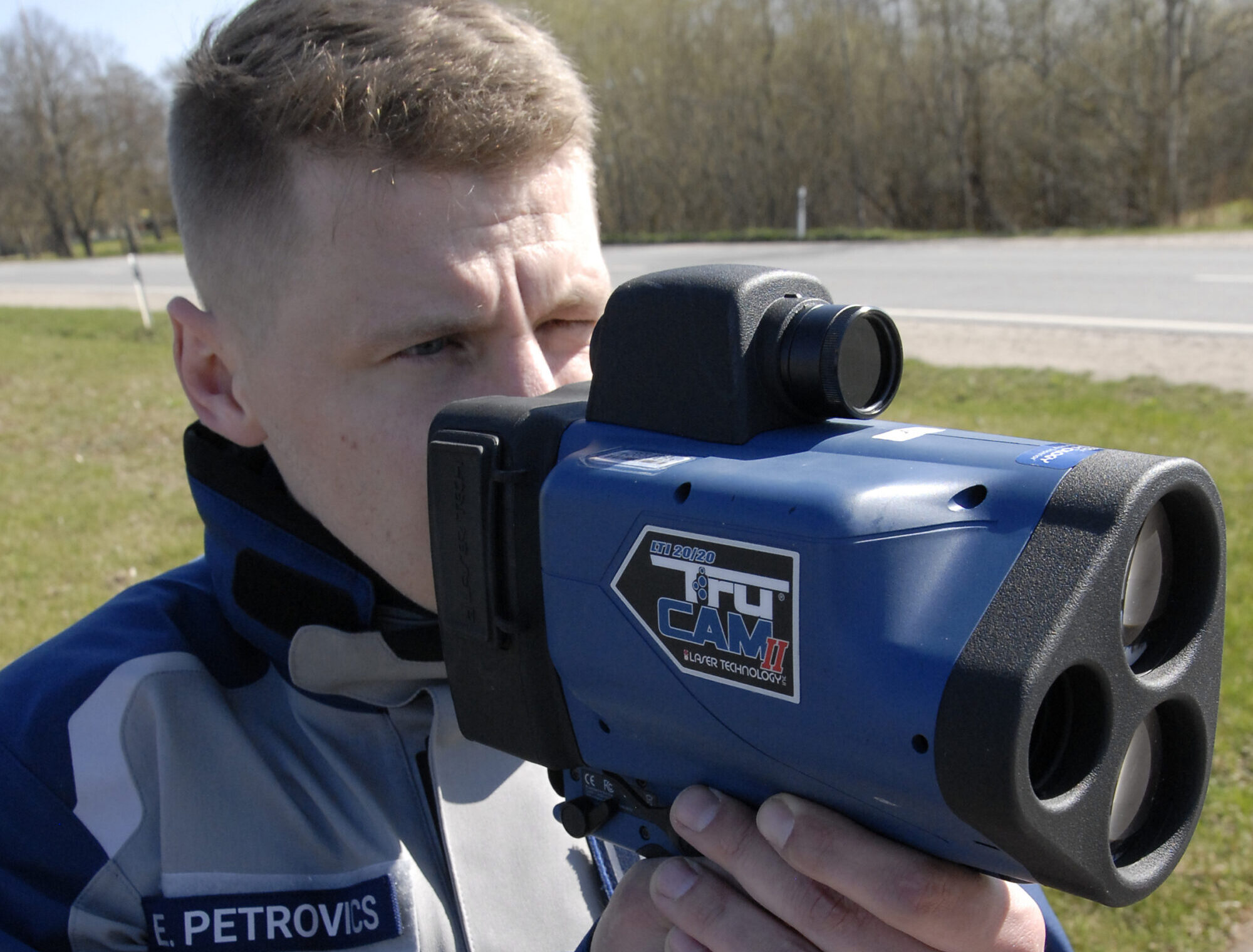 Rokas pa gaisu, bet kas stūrēs? Ceļu satiksmes negadījumu iemesli nav mainījušies – ātrumpārkāpēji, dzērājšoferi, agresīvie autovadītāji