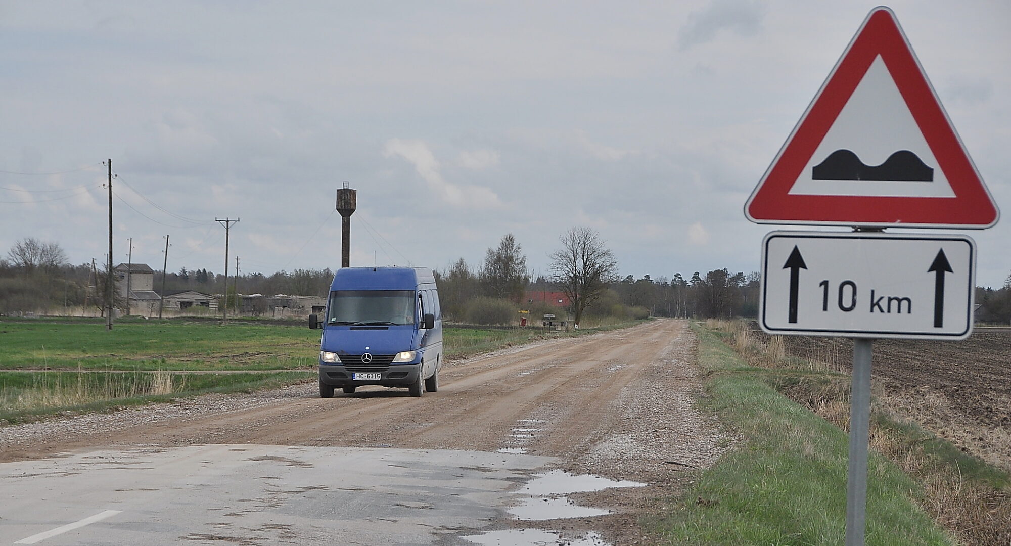 Nīcas novada iedzīvotājus uztrauc, ka uz Dienvidkurzemes novada centru būs jābrauc pa sliktu ceļu vai ar lielu līkumu