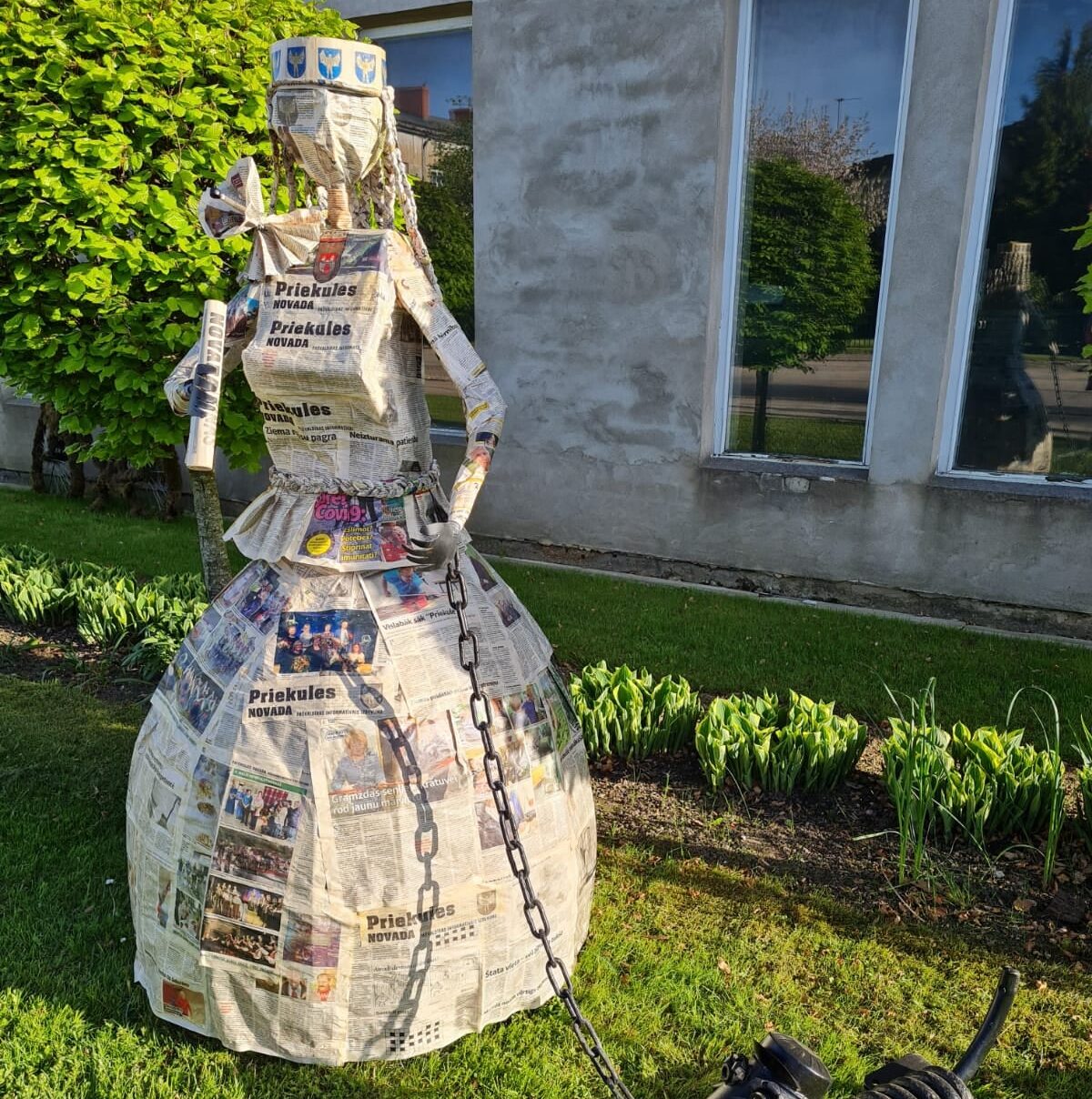 Elegantas atvadas no Priekules novada – skulptūra ar dāmu un sunīti