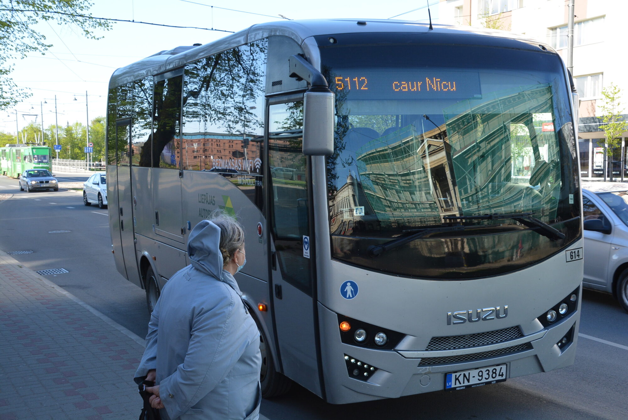 Mikroautobusa šoferis ignorē pasažieru skaita ierobežojumu