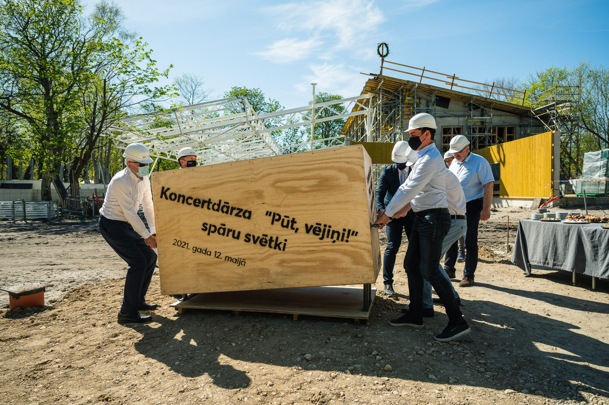 Simboliski atzīmēti koncertdārza ”Pūt, vējiņi!” spāru svētki