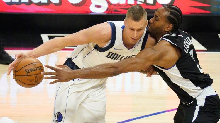 Porziņģim 14 punkti un uzvara sērijas pirmajā spēlē pret “Clippers”