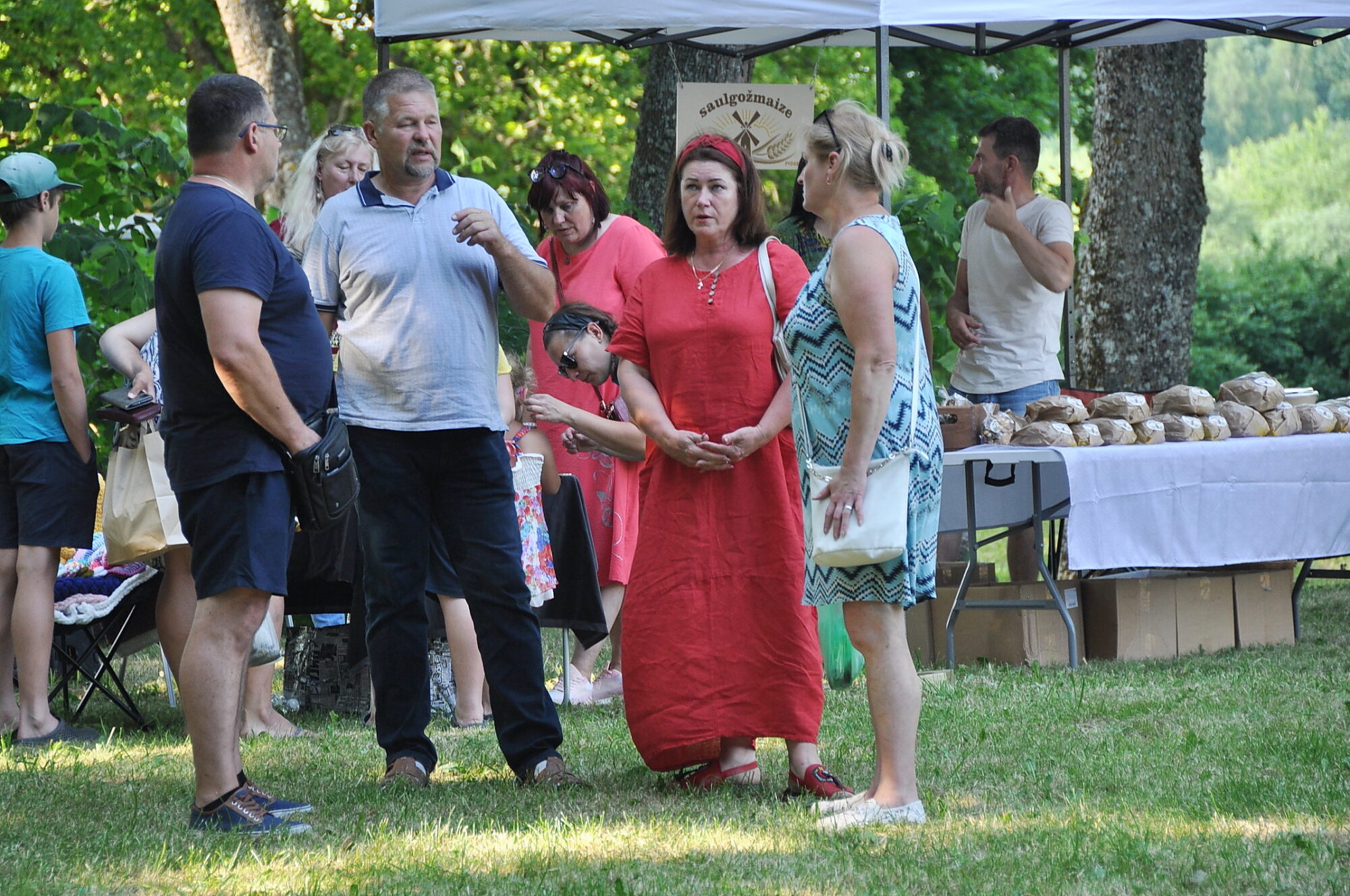 Foto: Durbes pilskalnā satiekas amatnieki, ražotāji un pircēji