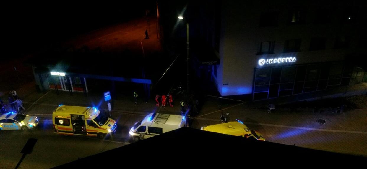 Liepājas centrā noslepkavo vīrieti, kas aizstāvējis cilvēku ratiņkrēslā