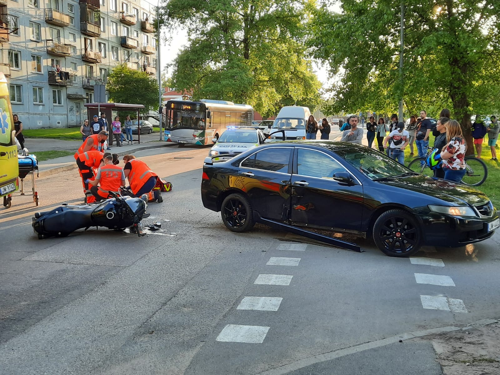 Sadursmē ar auto traumas gūst motocikliste