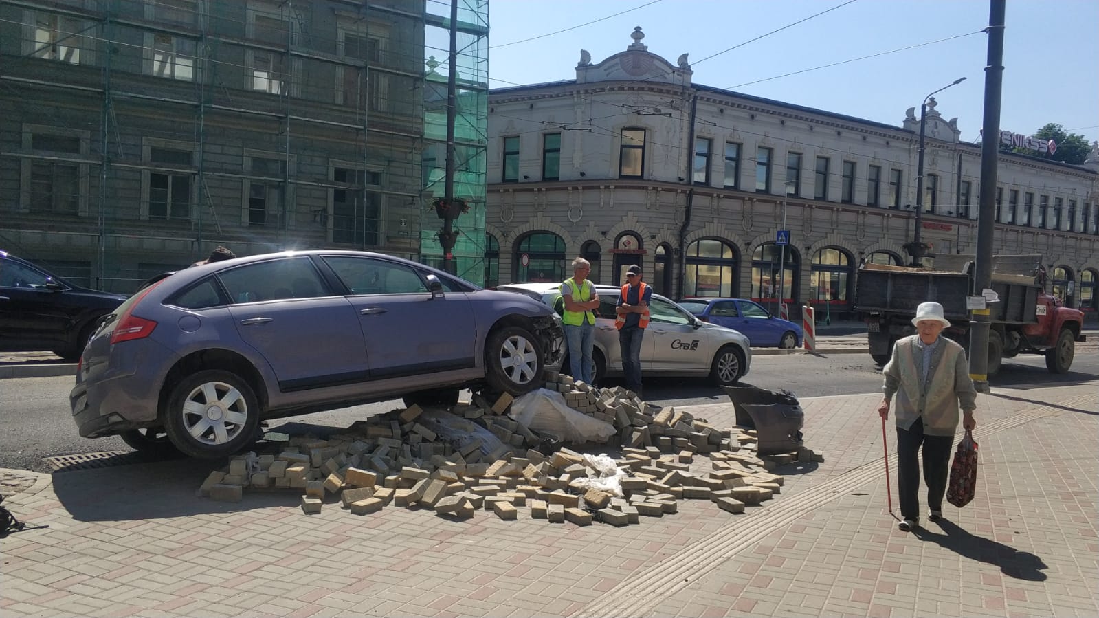 Lielajā ielā auto ietriecas būvmateriālu kaudzē