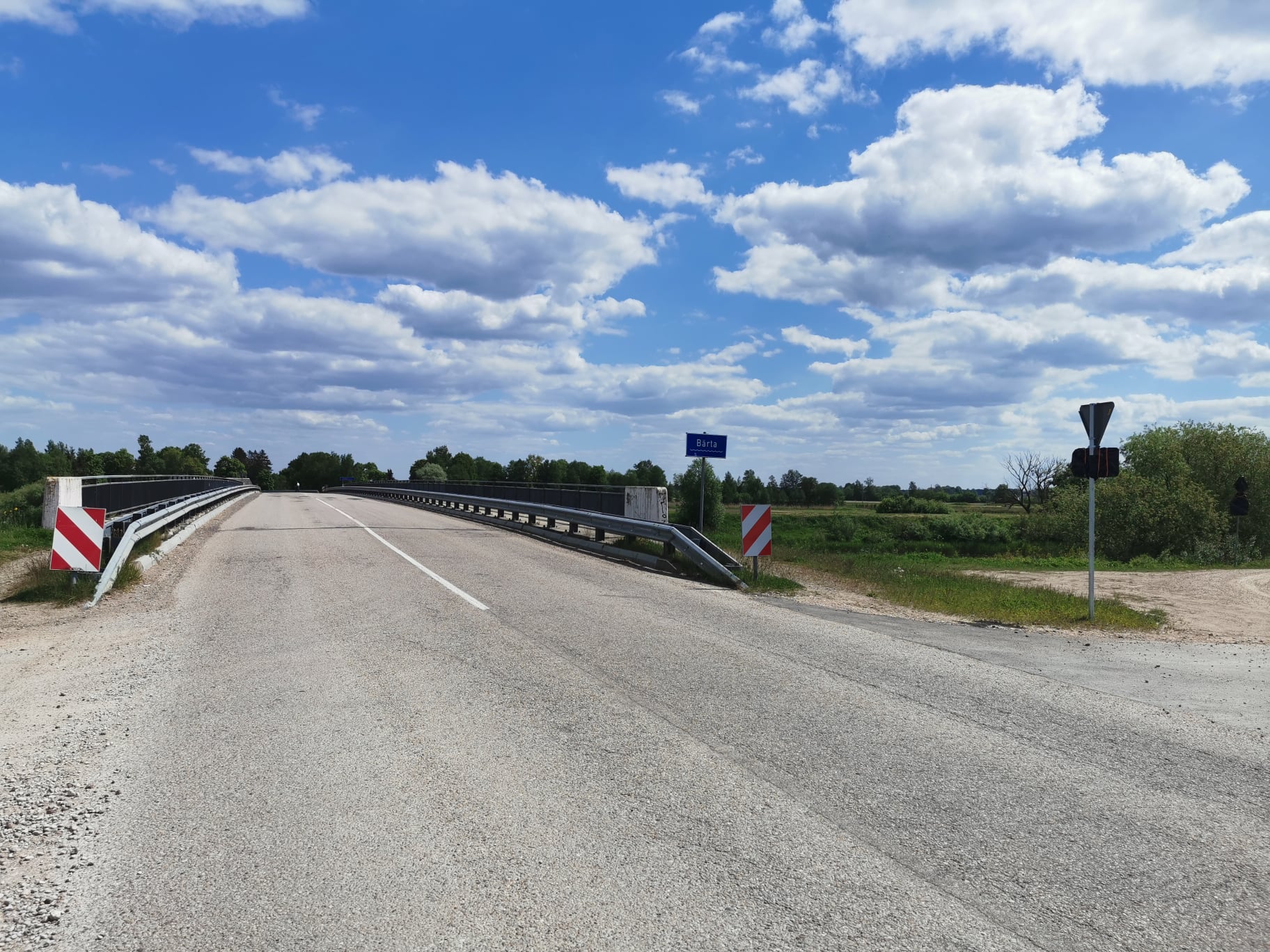 Maina ceļa segumu Bārtas tiltam